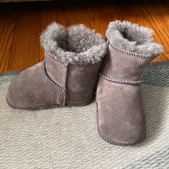 Infant Ugg Erin Bootie Style 5202 in Charcoal - Picture 2 of 8